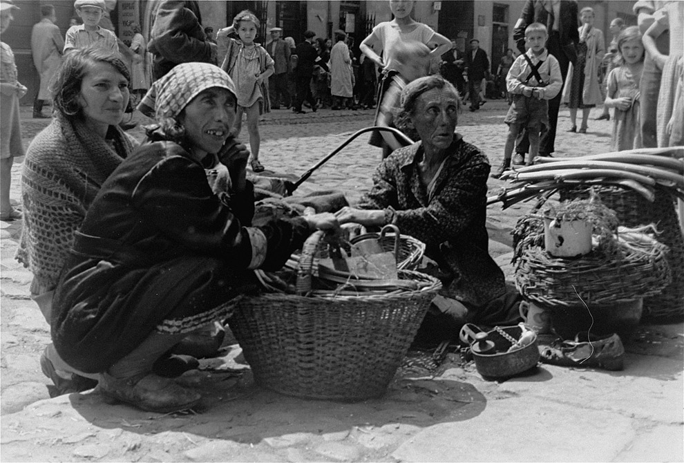 Группа женщин с корзинами на улице варшавского гетто